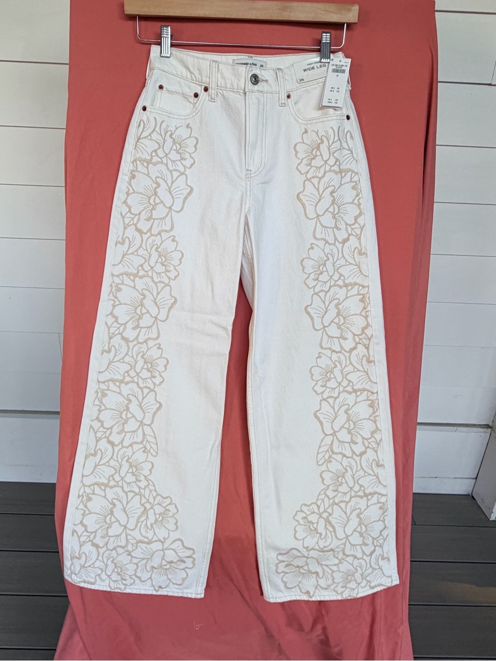 NWT Abercrombie High Rise Wide Leg Floral Embroidered Jeans Cream 25